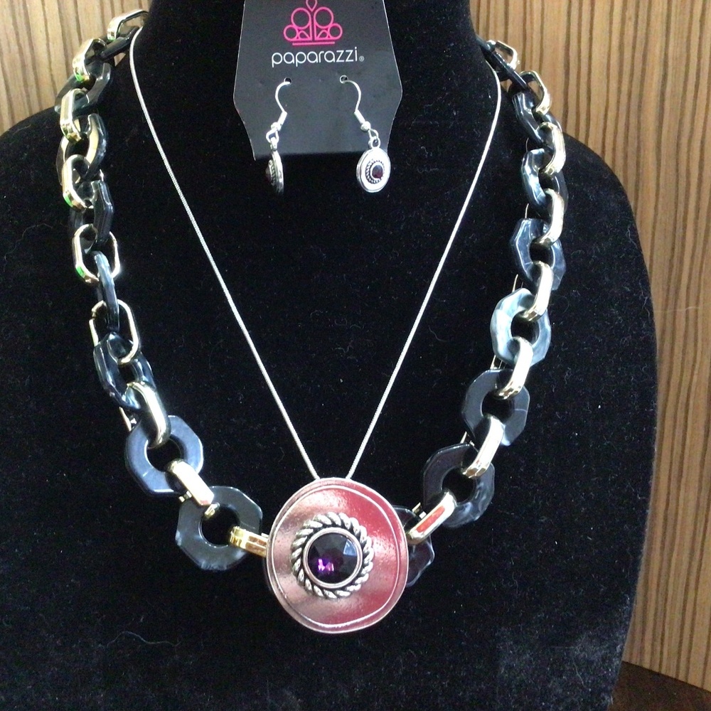 Two necklaces. One being a brand new paparazzi. New with tags.